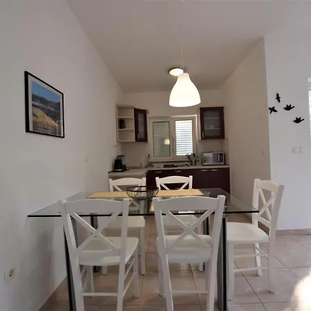 Spacious In With Terrace Mandre