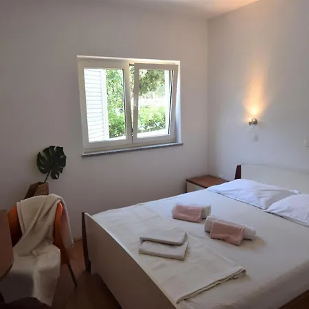 Spacious In With Terrace Mandre