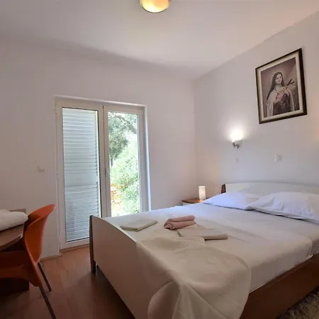 Spacious In With Terrace Apartment Mandre